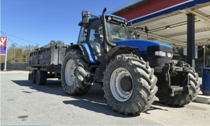 New Holland TM155 med dumperhenger leies ut.
